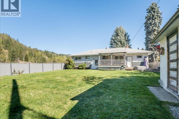 Games room - 814 10th Street, Castlegar, BC V1N2H8 Photo 4
