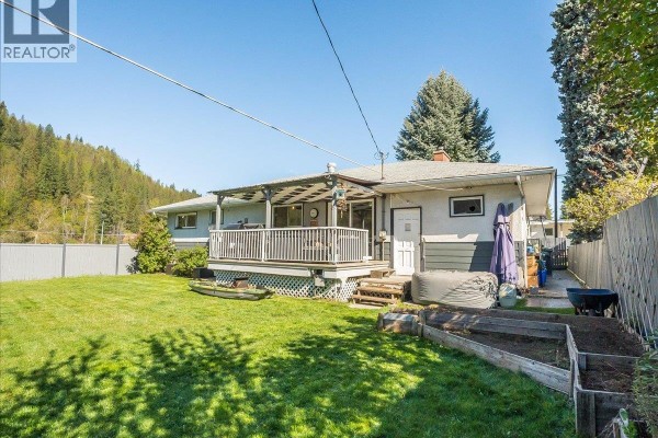 Family room - 814 10th Street, Castlegar, BC V1N2H8 Photo 5