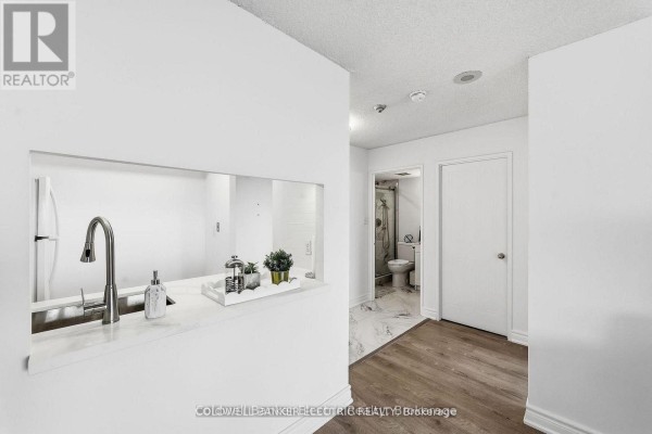 Primary Bedroom - 815 - 2550 Lawrence Avenue E, Toronto, ON M1P4Z3 Photo 3