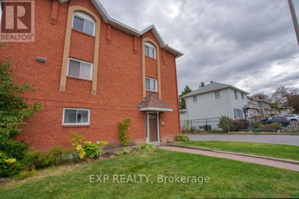 815 A Maitland Avenue, Ottawa, ON K2A2S2 Photo 2