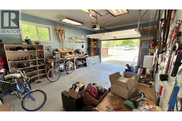 Kitchen - 816 Division Street, Midway, BC V0H1M0 Photo 5
