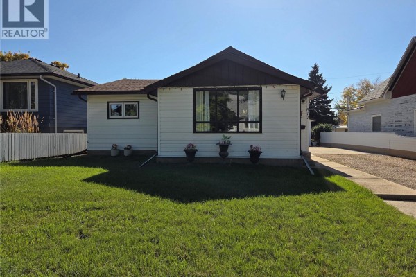 817 Stadacona Street E, Moose Jaw