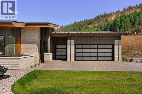 Living room - 818 Predator Ridge Drive, Vernon, BC V1H1G4 Photo 4