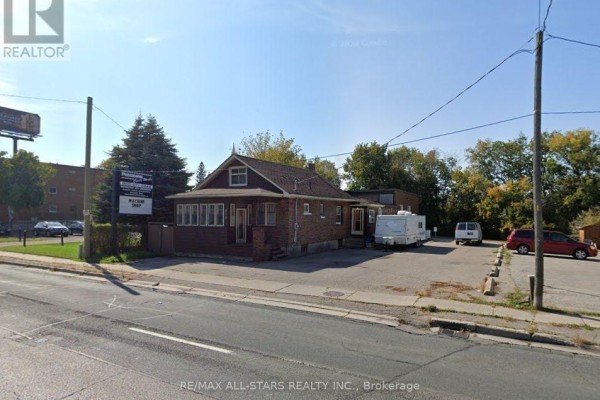 818 Simcoe Street S, Oshawa, ON L1H4K6 Photo 2