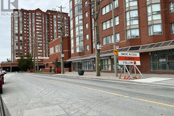 Living room - 819 - 2466 Eglinton Avenue E, Toronto, ON M1K5J8 Photo 2