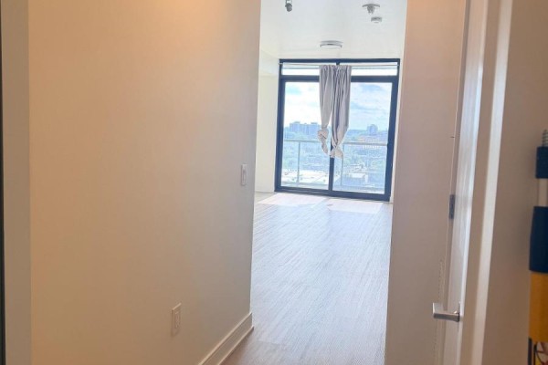 Living room - 819 - 86 Dundas Street E, Mississauga, ON L5A1W4 Photo 3