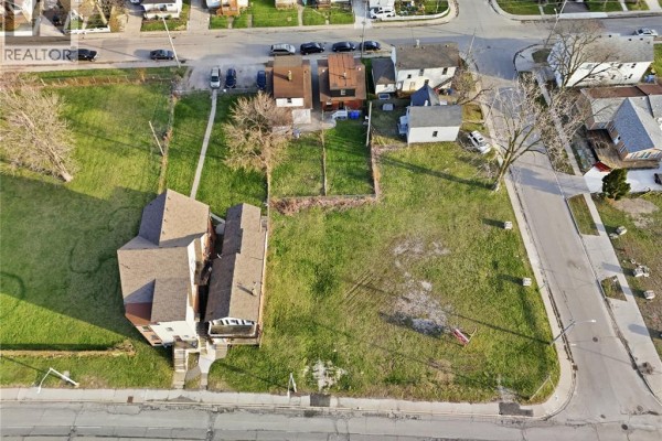 819-829 Riverside Avenue East, Windsor, ON N9A2T4 Photo 2