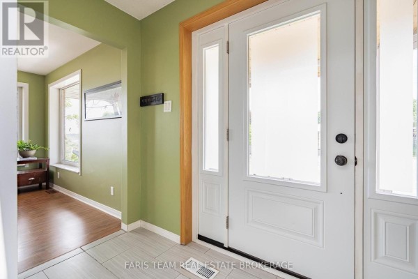 Den - 82 Bayview Drive, Barrie, ON L4N3P1 Photo 4