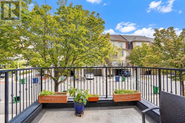 82 David Dunlap Circle, Toronto, ON M3C4C1 Photo 5