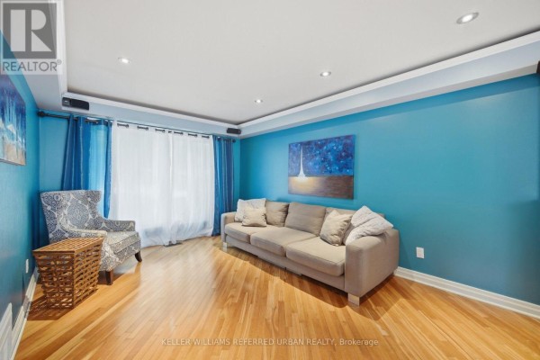 Living room - 82 Eastman Crescent, Newmarket, ON L3Y5S2 Photo 4