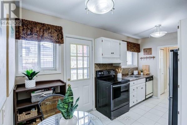 Kitchen - 82 Tecumseth Drive, Aurora, ON L4G2X4 Photo 4