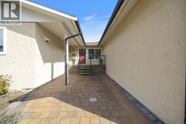 8200 Burnfield Crescent, Burnaby, BC V5E3W7 Photo 4