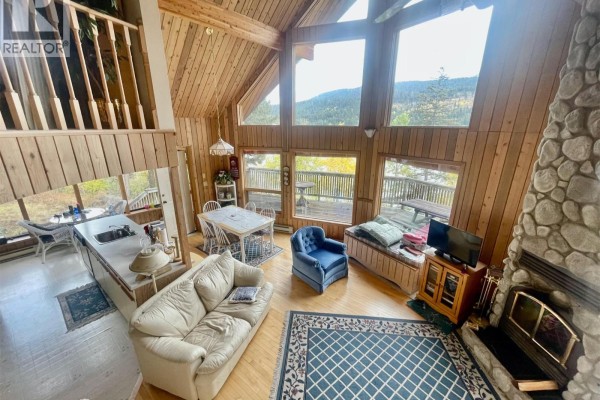 Foyer - 8200 Gun Lake Road W, Gold Bridge, BC V0K1P0 Photo 2
