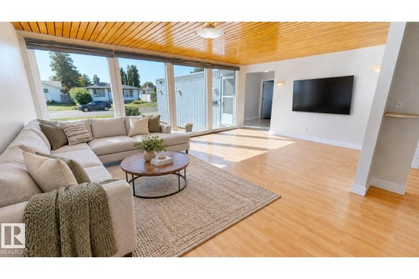 Family room - 8204 14 Av Nw, Edmonton, AB T6K1X4 Photo 4