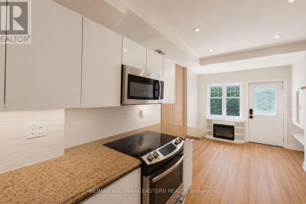 Primary Bedroom - 821 Craven Road, Toronto, ON M4L2Z7 Photo 5