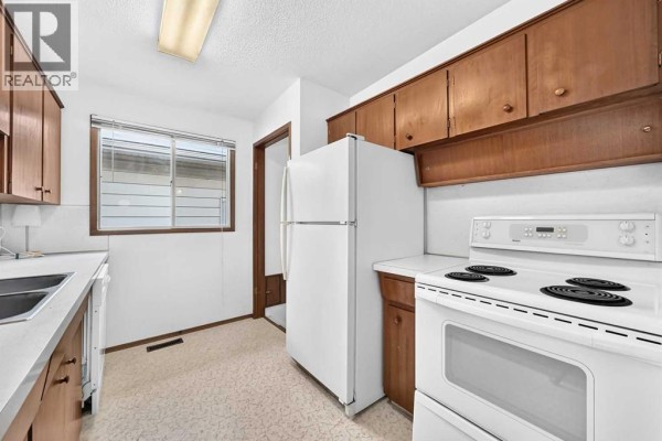 Dining room - 823 67 Avenue Sw, Calgary, AB T2V0M6 Photo 3