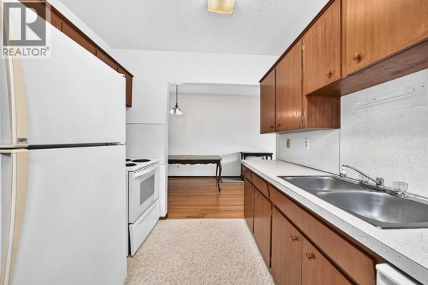 Kitchen - 823 67 Avenue Sw, Calgary, AB T2V0M6 Photo 4