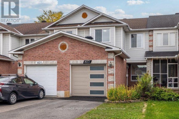 Front view of townhouse 823 Nesting Way, Ottawa, with garage door and front entrance. - 823 Nesting Way, Ottawa