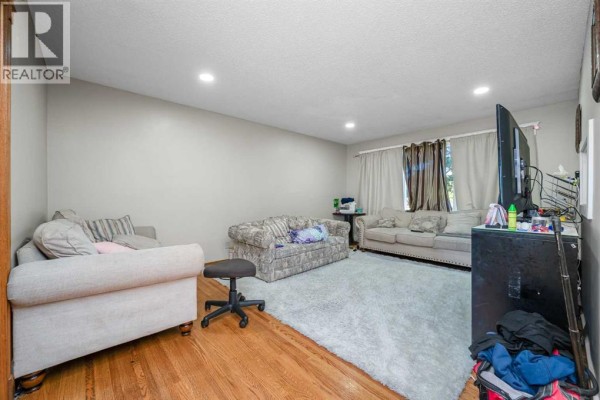 Bedroom - 823 Sabrina Road Sw, Calgary, AB T2W0P5 Photo 3