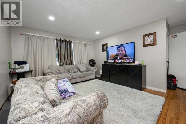 Primary Bedroom - 823 Sabrina Road Sw, Calgary, AB T2W0P5 Photo 4