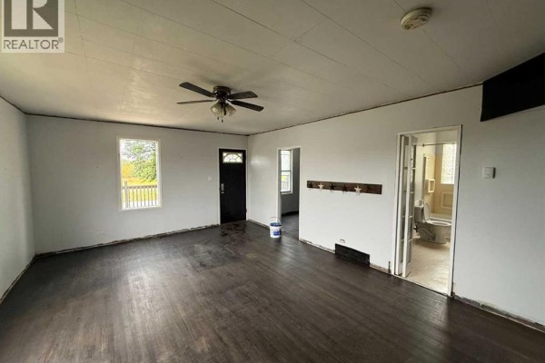 Living room - 824 1 Avenue, Hines Creek, AB T0H2A0 Photo 5