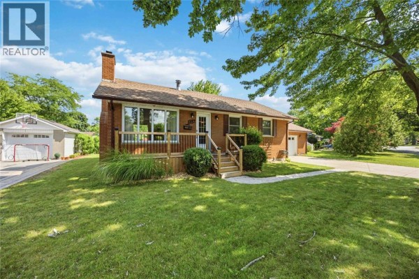 824 Charlesworth Drive, Sarnia, ON, photo 2