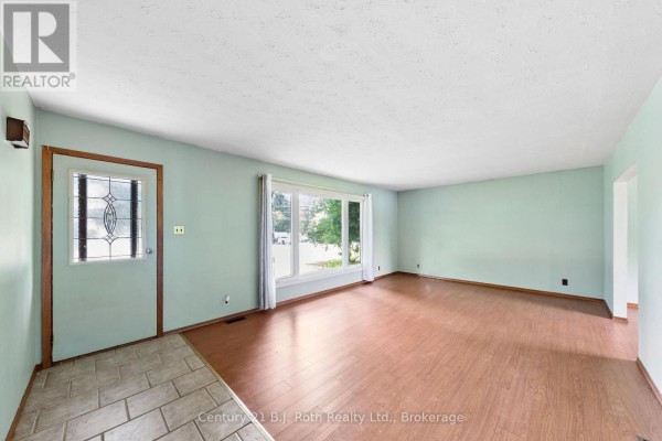 Living room - 8240 93 Highway, Tiny, ON L0K2E1 Photo 3