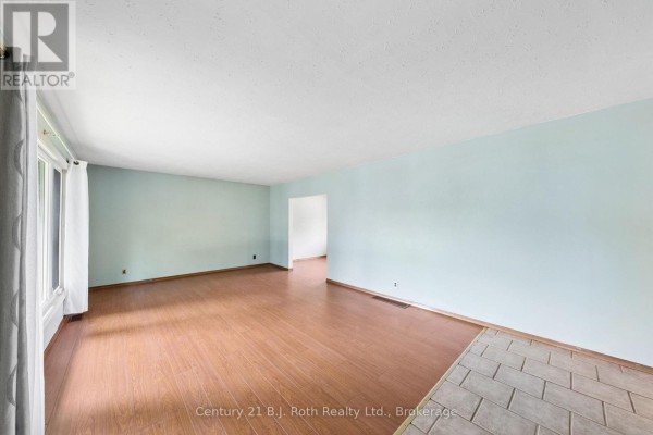 Primary Bedroom - 8240 93 Highway, Tiny, ON L0K2E1 Photo 4