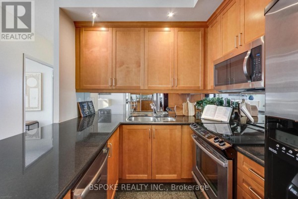 Living room - 825 - 628 Fleet Street, Toronto, ON M5V1A8 Photo 5