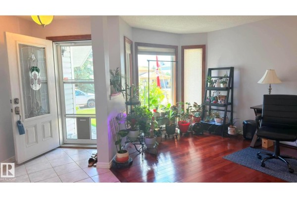 Family room - 825 112b St Nw, Edmonton, AB T6J6W3 Photo 4