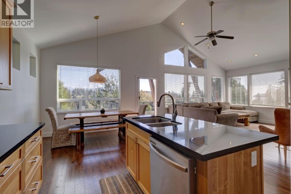 825 Bayview Heights Road, Gibsons, BC V0N1V8 Photo 5
