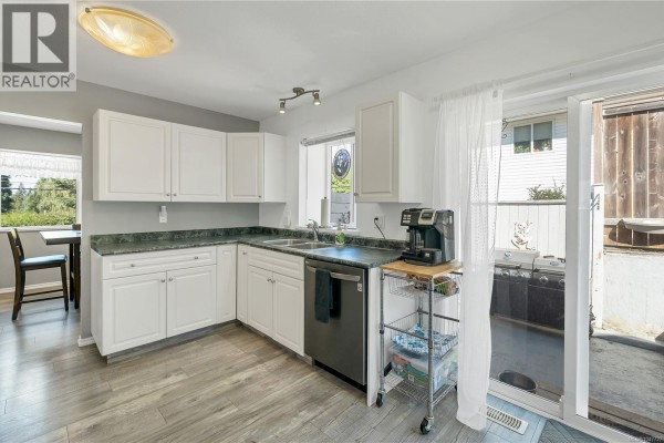 Laundry room - 825 Pinecrest Rd, Campbell River, BC V9W7N2 Photo 4