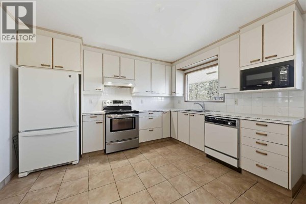 Kitchen - 8252 7 Street Sw, Calgary, AB T2V1G6 Photo 2