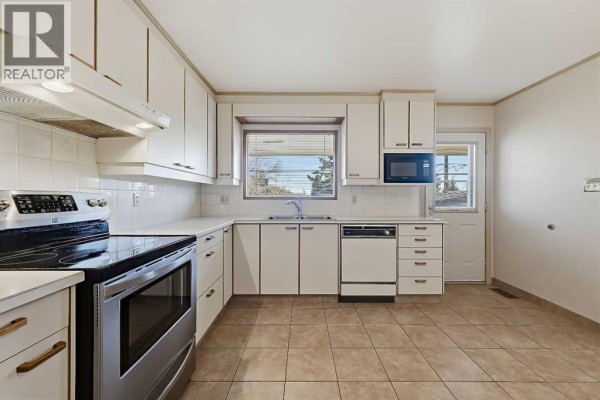 Dining room - 8252 7 Street Sw, Calgary, AB T2V1G6 Photo 3