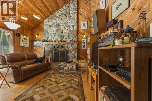 5pc Ensuite bath - 8257 Rogers Road, Vernon, BC V1B3M7 Photo 4