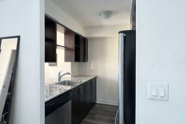 Kitchen - 826 - 2 Eva Road, Toronto, ON M9C2A8 Photo 3