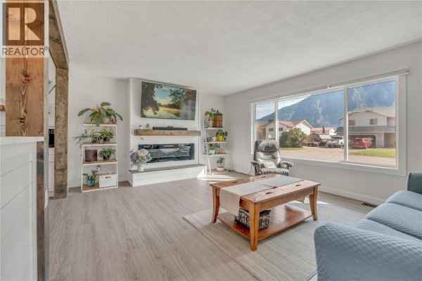 Storage - 826 3rd Avenue, Keremeos, BC V0X1N0 Photo 3