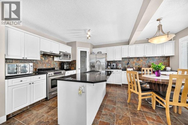 Eat in kitchen - 826 Applewood Drive Se, Calgary, AB T2A7R6 Photo 5