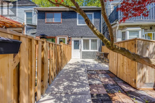 Primary Bedroom - 827 Craven Road, Toronto, ON M4L2Z7 Photo 4