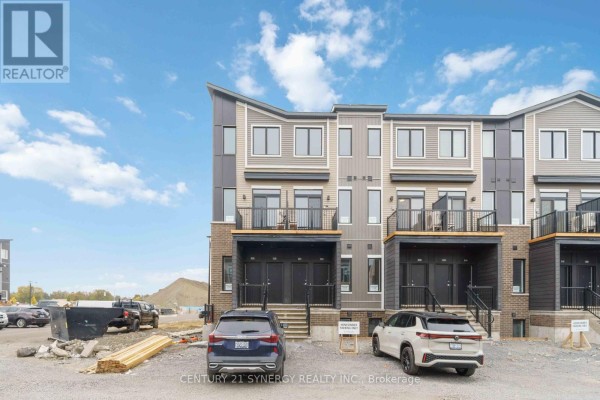 Row of modern townhouses with dark front doors and balconies under a cloudy sky. - 828 Utopie Private, Ottawa
