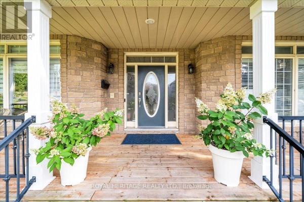Living room - 828 Wildflower Court, Oshawa, ON L1G7Z4 Photo 4