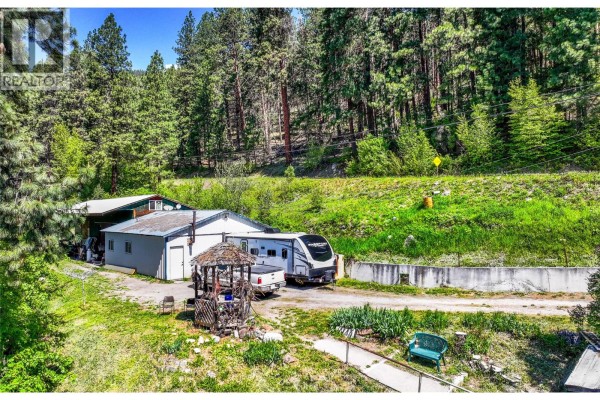 Living room - 8281 Hwy 3a, Sirdar, BC V0B2C0 Photo 3