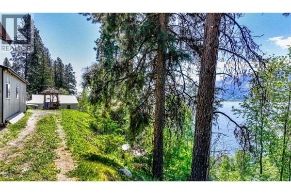 3pc Bathroom - 8281 Hwy 3a, Sirdar, BC V0B2C0 Photo 5