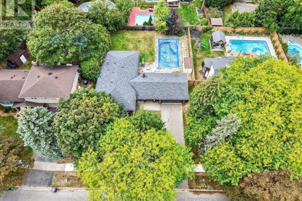 Aerial view of a large house with a swimming pool surrounded by mature trees. - 829 Terlin Boulevard, Mississauga