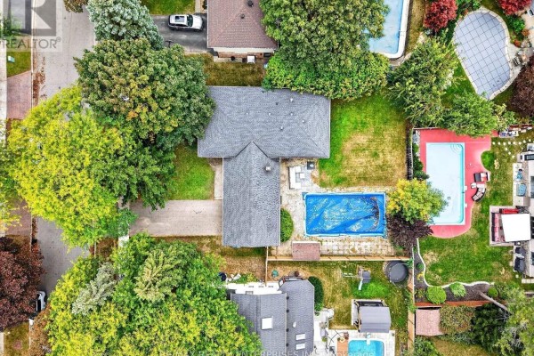 Top-down view of a home featuring a backyard swimming pool and extensive landscaping. - 829 Terlin Boulevard, Mississauga