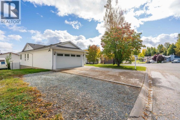Kitchen - 8299 St. John Crescent, Prince George, BC V2N4H6 Photo 5