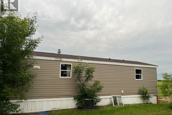 Living room - 83 106 1st Avenue, Weyburn, SK S4H2J1 Photo 4