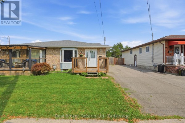 Living room - 83 Commercial Street, Welland, ON L3B5Y8 Photo 4