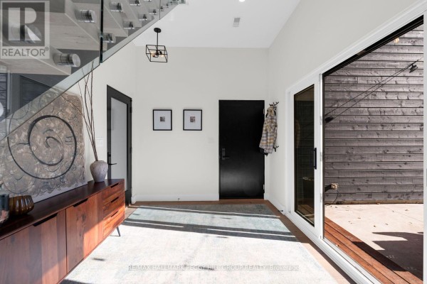 Mud room - 83 Nelson Street, Barrie, ON L4M4K3 Photo 5