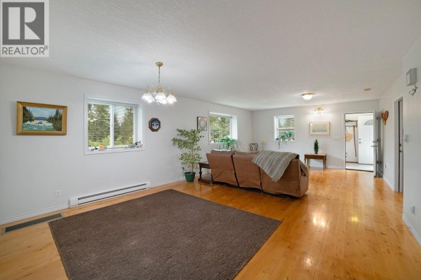 Living room - 830 16th Avenue S, Creston, BC V0B1G3 Photo 5